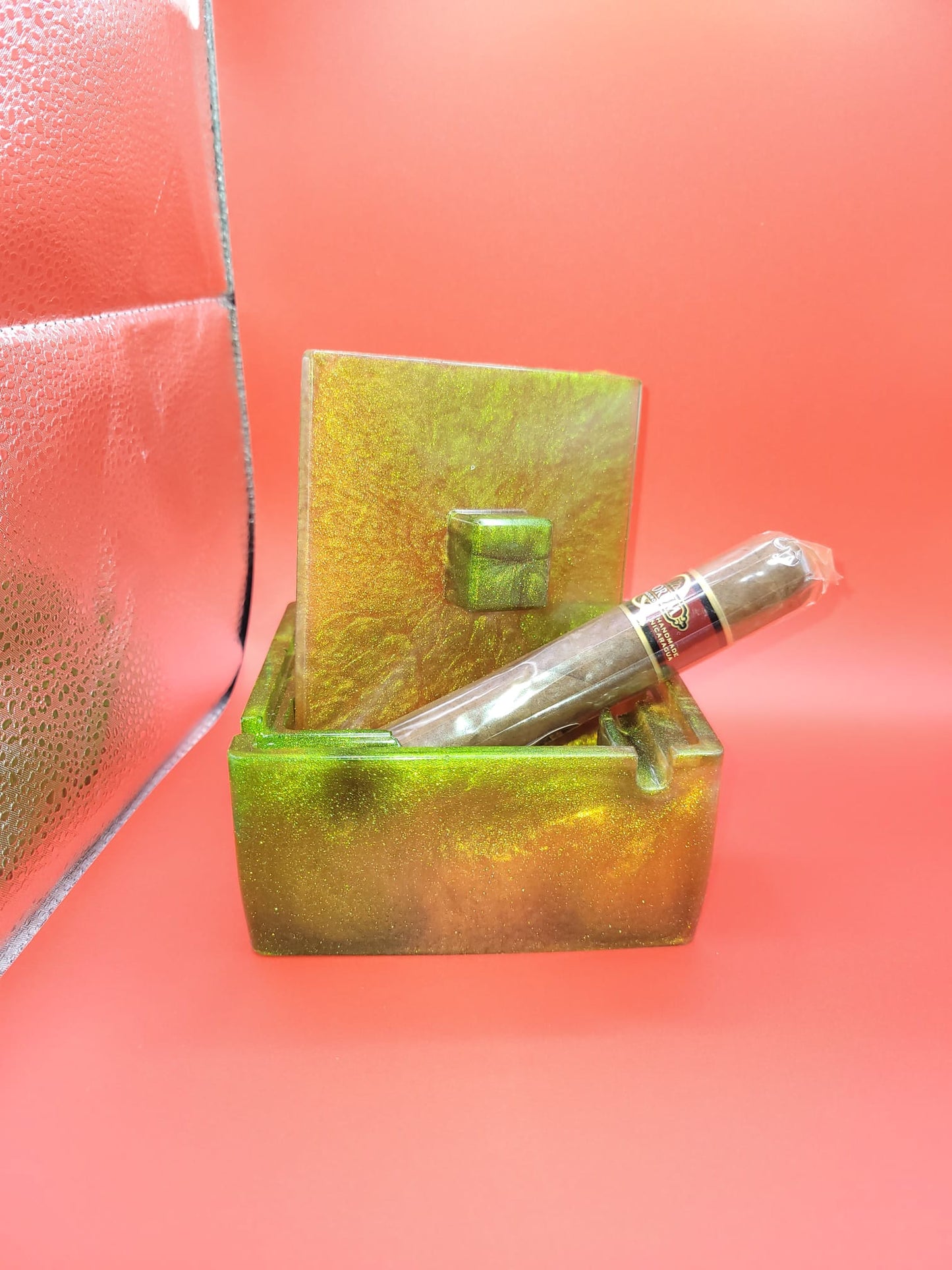 Modern Large Resin Ashtray with Lid – Stylish Smokers Accessory