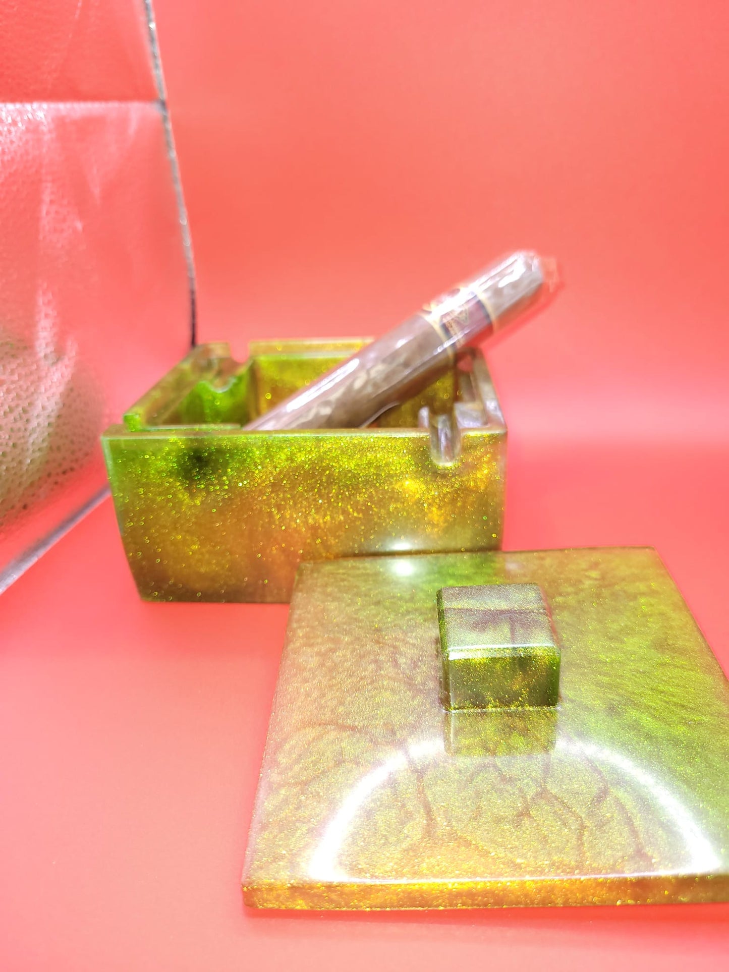 Modern Large Resin Ashtray with Lid – Stylish Smokers Accessory