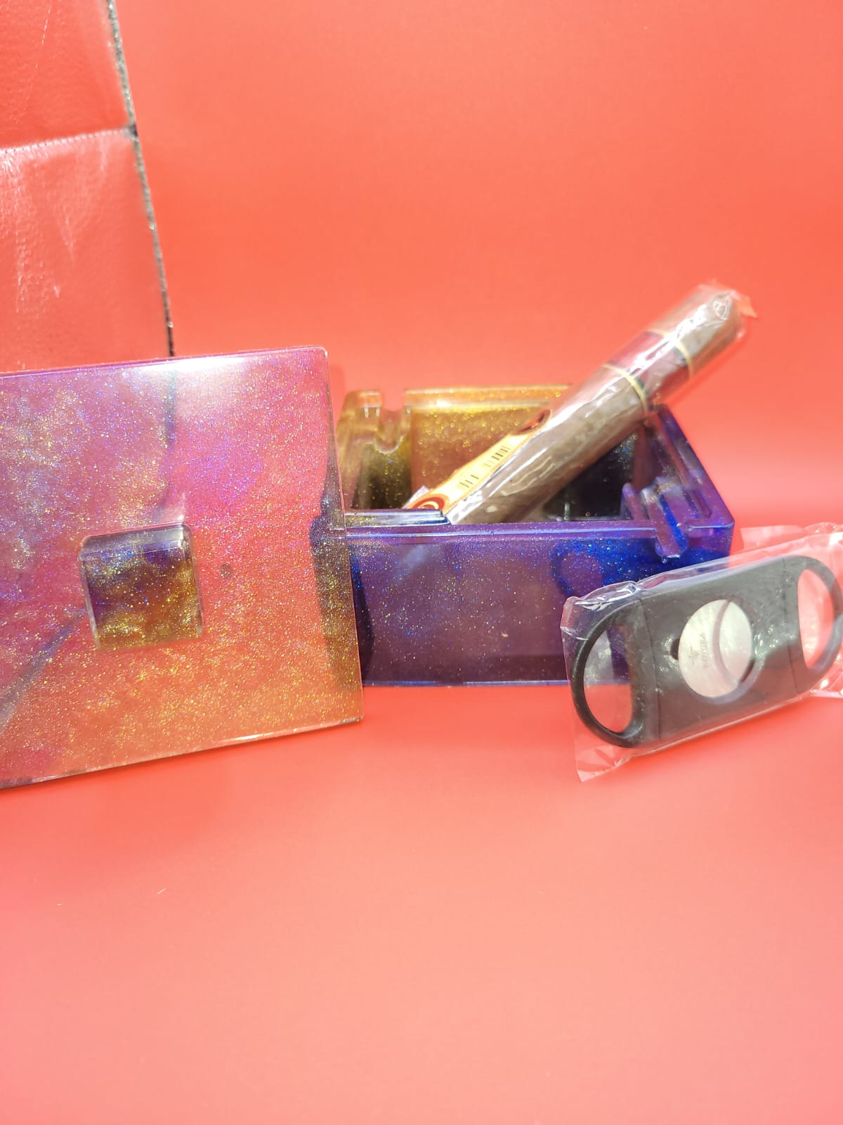 Modern Large Resin Ashtray with Lid – Stylish Smokers Accessory