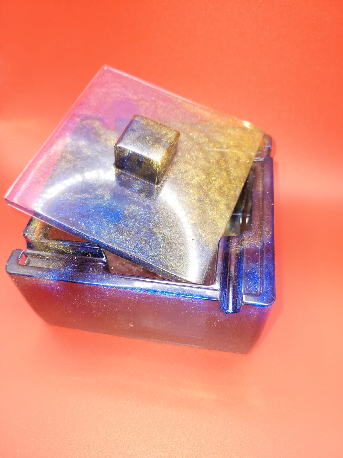 Modern Large Resin Ashtray with Lid – Stylish Smokers Accessory