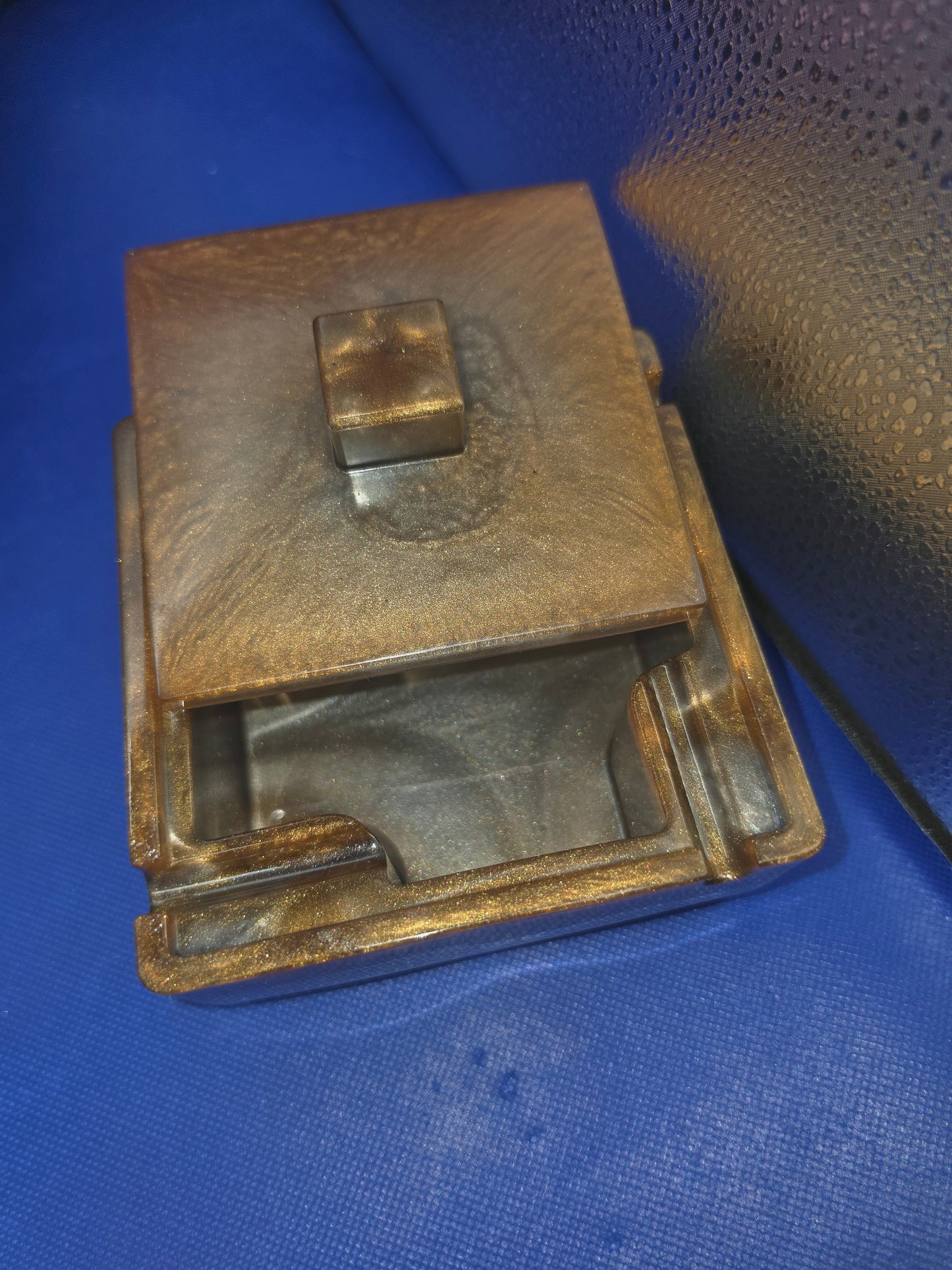 Large Resin Ashtray with Lid – Handcrafted Smoker's Accessory