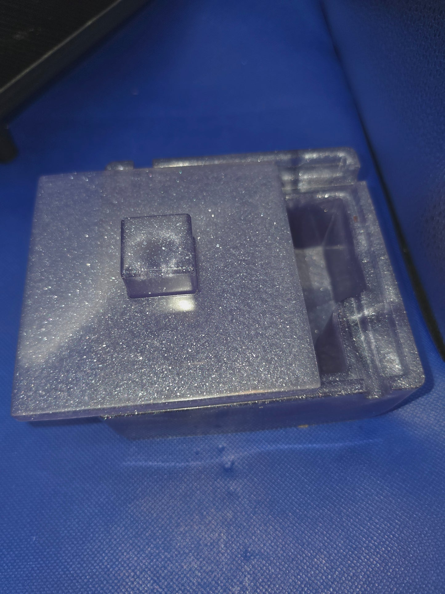 Large Resin Ashtray with Lid – Handcrafted Smoker's Accessory